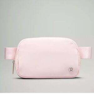 It is perfect for vacation and beach things and carries 15 items